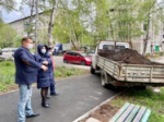 Жителям Первомайского района помогают благоустраивать дворы
